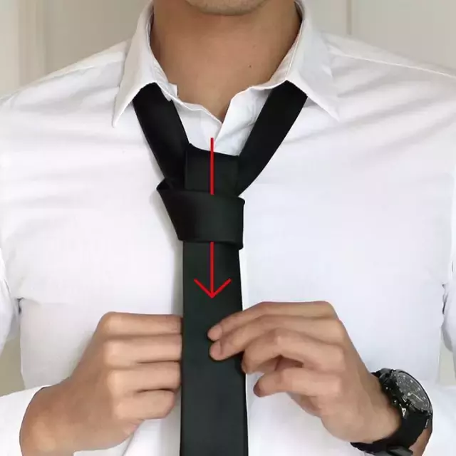 懒人领带怎么系（上班族必学最简单的系领带方法图片）-5
