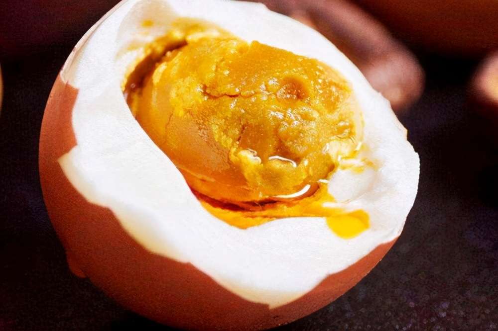 1瓶白酒倒在鸡蛋上，这样腌的鸡蛋个个金黄流油，看完试试吧