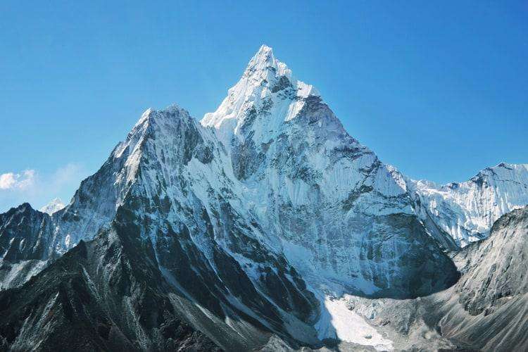 珠穆朗玛峰位于我国和哪个国家的交界处（珠穆朗玛峰属于这两个国家共有的领土）