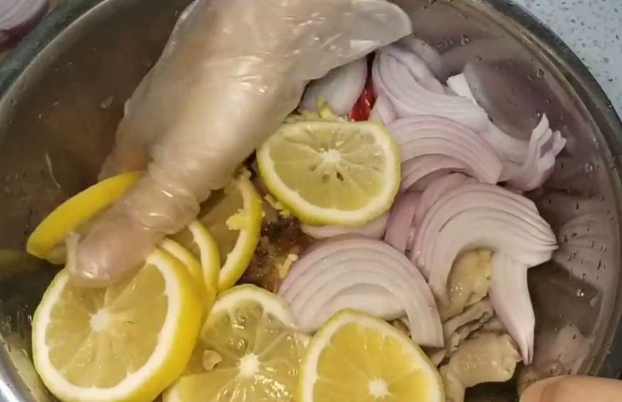 网红柠檬泡鸡爪的做法和配料（分享一个价值百万的柠檬泡鸡爪秘制及做法酸辣入味三分钟吃完一碗）