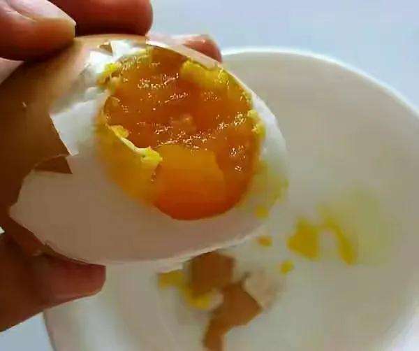 咸鸡蛋怎么腌才出油（教你一个家常咸鸡蛋的腌制方法七天出油好吃又解馋）