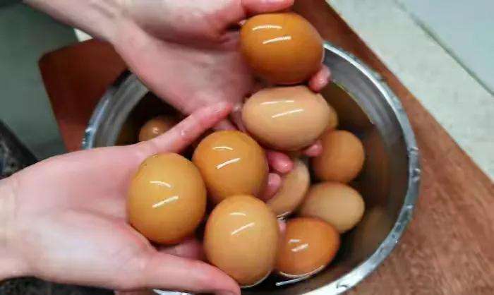 咸鸡蛋怎么腌才出油（教你一个家常咸鸡蛋的腌制方法七天出油好吃又解馋）