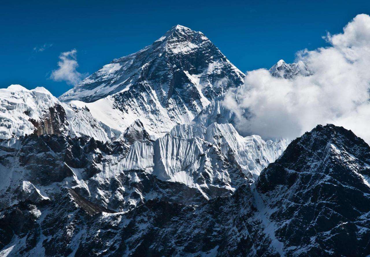 珠穆朗玛峰位于我国和哪个国家的交界处（珠穆朗玛峰属于这两个国家共有的领土）